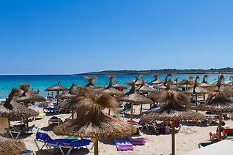 Ferienhaus Ca Nostra: Strandliegen und Sonnenschirme