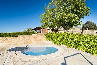 Finca Sa Franquesa Vella: Poolterrasse mit Kinderpool