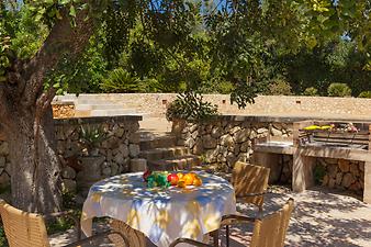 Finca Nines: Grillen im Schatten