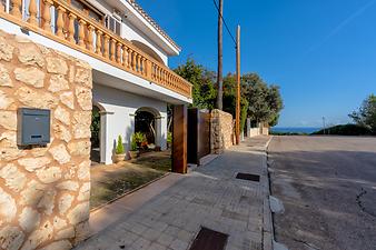 Finca Villa Ca's Nin: Straße vor dem Ferienhaus mit Blick aufs Meer