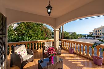 Finca Villa Ca's Nin: überdachte Terrasse mit Meerblick