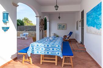 Finca Villa Ca's Nin: großer Esstisch auf der überdachten Terrasse