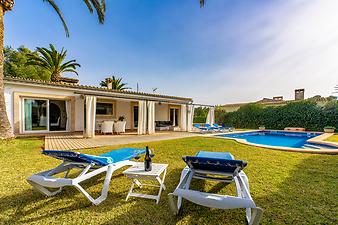 Finca Ca na Marina: Schatten auf der Wiese am Pool