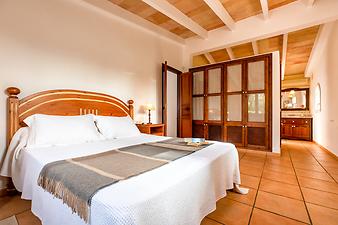 Finca Can Lluis: Schlafzimmer Nr. 1 Schrank und Badezimmer ensuite