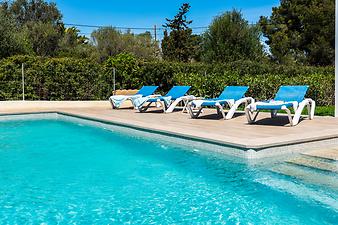 Finca Can Lluis: Sonnenliegen am Pool