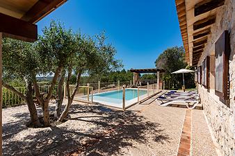 Finca Nines: Terrasse mit Poolblick