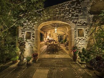 Finca Son Ramonet: Terrasse mit Torbogen