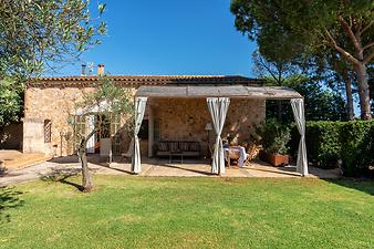 Finca Es Lledoner II: eigene Terrasse mit Überdachung