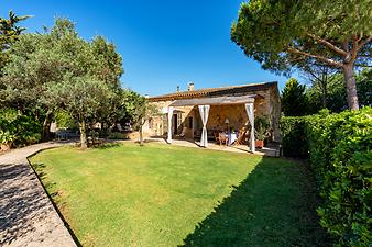 Finca Es Lledoner II: Wiese vor der eigenen Terrasse