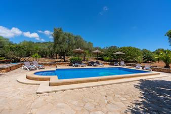 Finca Ses Cases de son Duri: Sonnenschirme am Pool