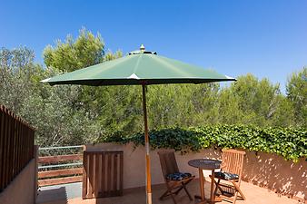 Finca Son Cifre Nou: Die Dachterrasse der Ferienwohnung mit Blick ins Grüne.  