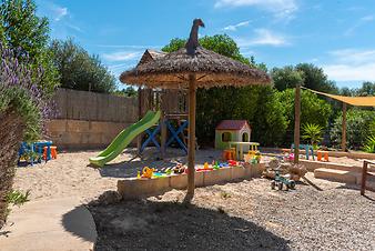 Finca Cas Padri Guillem: Der Spielplatz - jetzt teils mit Kunstrasen