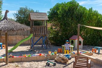 Finca Cas Padri Guillem: Spielplatz mit Schatten