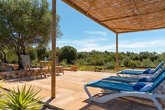 Finca Cas Padri Guillem: Sonnenterrasse beim Pool