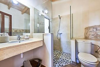 Finca Son Torrat: Das Badezimmer bei den Schlafzimmern ist mit Dusche, Toilette und Waschbecken ausgestattet. 