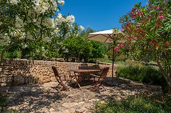 Finca Can Tian: weitere Sitzgelegenheit im Garten