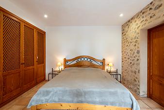Finca Casa Ses Anyanes: Schlafzimmer 1 frontal zur Terrasse mit Bad Ensuite