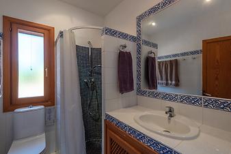 Finca Casa Ses Anyanes: Badezimmer 2 über den Korridor von Schlafzimmer 2 erreichbar