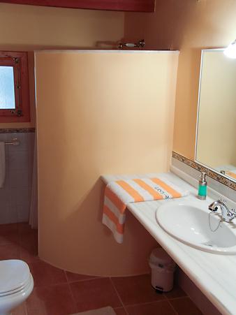 Finca Can Robi Nou: Vom Flur aus zugänglich ist das Duschbad mit Waschbecken und WC. 