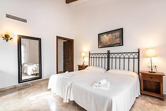 Finca Sa Sinia: Schlafzimmer 4, rechts vom Balkon, den Flur entlang, links hinten