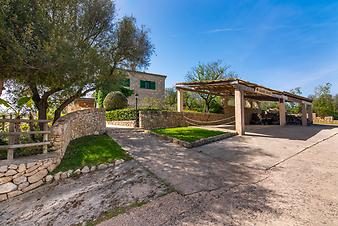 Finca Son March: Carport