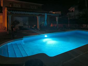 Ferienhaus Rosalia: Pool bei Nacht