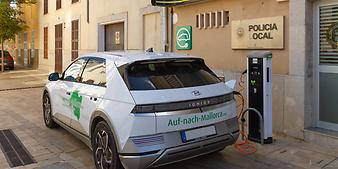 Ladestation Fenienergia Ladepunkt Sant Llorenc vor der Polizei: Elektroauto auf Mallorca in Sant Llorenc.jpg
