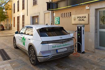 a b: Elektroauto auf Mallorca in Sant Llorenc.jpg