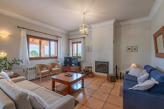 Finca Can Guillem Boquet: Wohnzimmer mit SAT-TV und Kamin