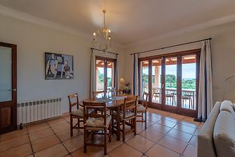 Finca Can Guillem Boquet: das Wohn- Esszimmer mit Blick aufs Meer