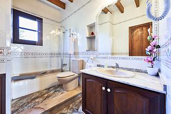 Finca Sa Font d'alt: Badezimmer im Obergeschoss, direkt wenn man die Treppe hochkommt
