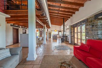Finca Can Parpal: Rotes Sofa