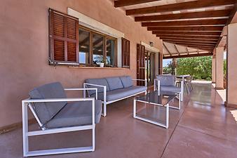 Finca Can Guillem Boquet: Die große überdachte Terrasse