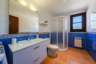 Finca Es Cortó: Blaues Badezimmer Es Corto Mallorca