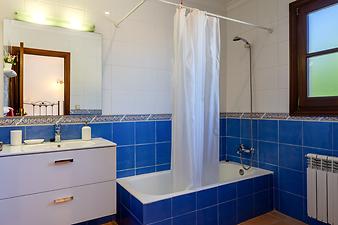 Finca Es Cortó: Blaues Badezimmer Es Corto Mallorca