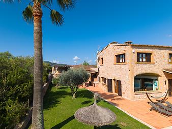 Finca Es Turonet: Rasenfläche beim Pool