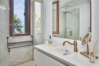 Ferienhaus Villa Port Verd: Badezimmer über den oberen Wohnbereich zu erreichen