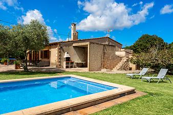 Finca Sa Clova: Rasenfläche um den Pool