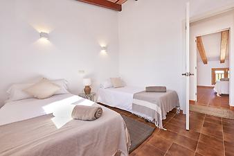 Finca Can Pere Rei: Schlafzimmer Nr. 2 Blick zu Nr. 3