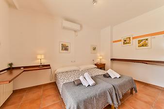 Finca Es Puig d'es Call: Schlafzimmer 6, 2. Gebäude vom Patio aus
