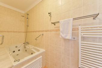 Finca Es Puig d'es Call: Badezimmer zu Schlafzimmer 8