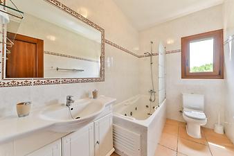 Finca Es Puig d'es Call: Bad 2 OG nach SZ1 nen anderen Flur entlang