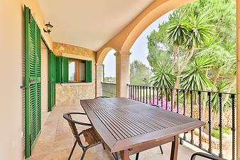 Finca Es Puig d'es Call: Überdachte Terrasse vom Esszimmer aus