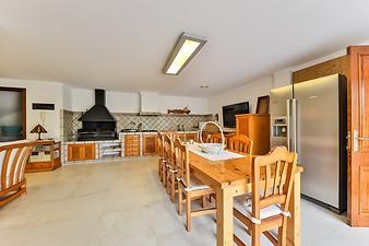 Ferienhaus Villa Sa Caleta: Essbereich mit Küche im Untergeschoss
