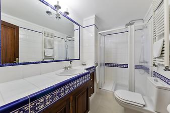 Ferienhaus Villa Sa Caleta: Badezimmer Untergeschoss, neben Schlafzimmer 4