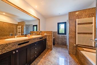 Finca Casa Kyona: Badezimmer EG zwischen den beiden SZ gelegen