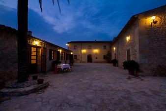 Finca Sa Franquesa Vella: Der Innenhof am Abend
