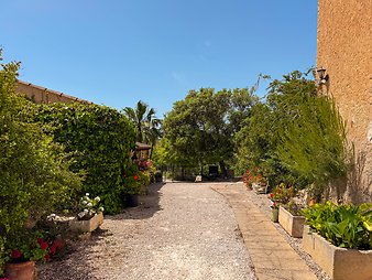 Finca Cas Pages des Pujol: Weg zwischen Kapelle und Nebengebäude