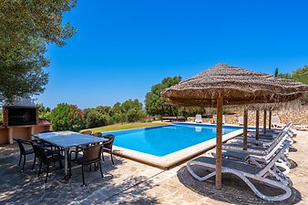 Finca Es Puig d'es Call: Es Puig d'es Call. Tisch beim Grill und Pool