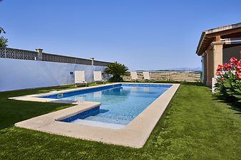 Finca Can Serra: Rasenfläche Pool